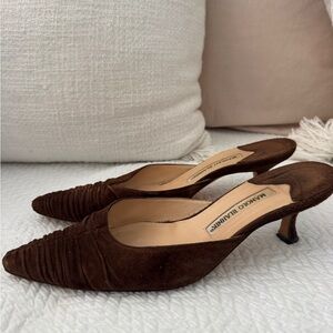Manolo Blahnik Brown Suede Ruched Pointed Toe Kitten Heel Mules Size 38